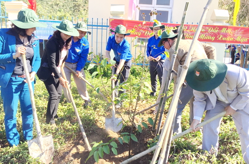 Các đại biểu cùng ĐVTN tham gia trồng cây xanh