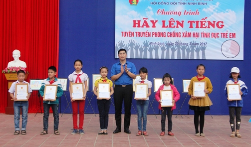 Anh Trịnh Như Lâm – Phó Bí thư Tỉnh đoàn, Chủ tịch Hội đồng đội tỉnh trao giải thưởng cho các họa sĩ nhí đã đạt giải trong cuộc thi vẽ tranh tuyên truyền xâm hại tình dục trẻ em