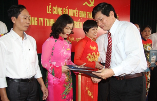 Đồng chí  Nguyễn Văn Sơn trao quyết định cho các đồng chí Ủy viên BCH Đảng bộ công ty