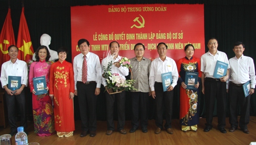 Đ/c Nguyễn Văn Sơn và đ/c Nguyễn Anh Tuấn tặng hoa chúc mừng BCH Đảng bộ công ty