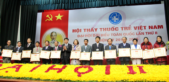 Đồng chí Nguyễn Long Hải, Bí thư Trung ương Đoàn tặng Bằng khen cho 15 tập thể xuất sắc