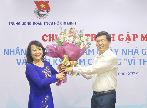 Đồng chí Nguyễn Long Hải - Bí thư Trung ương Đoàn tặng hoa chúc mừng đồng chí Nguyễn Thị Nghĩa - Thứ trưởng Bộ GD&ĐT