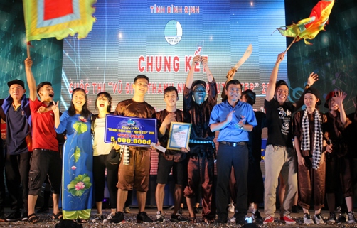 Đ/c Nguyễn Xuân Vĩnh - Bí thư Tỉnh đoàn, Chủ tịch Hội Sinh viên Việt Nam tỉnh trao giải Nhất cho nhóm Random Crew