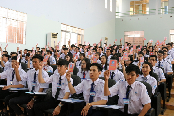 Đại biểu biểu quyết thông qua Nghị quyết Đại hội Hội Sinh viên Việt Nam tỉnh Kiên Giang khóa I, nhiệm kỳ 2018 – 2023