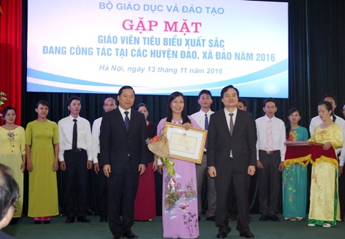 Bộ trưởng Phùng Xuân Nhạ và Bí thư Trung ương Đoàn Nguyễn Phi Long trao Bằng khen và tặng hoa cho các thầy cô giáo