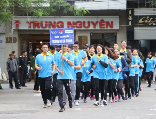 Các thí sinh tham gia đường chạy