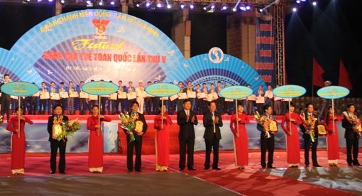 Bộ trưởng Đinh La Thăng và Bí thư thường trức T.Ư Đoàn Phan Văn Mãi trao giải thưởng cho 10 công trình tiêu biểu