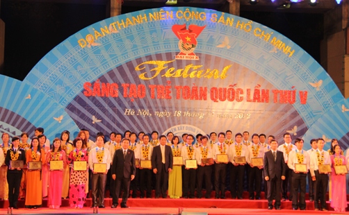 Bí thư Dương Văn An và Bí thư Nguyễn Mạnh Dũng trao thưởng cho 77 cán bộ công chức giỏi