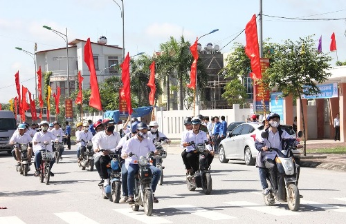 Các bạn học sinh Trường Chuyên Biên Hòa, Hà Nam tham gia diễu hành tuyên truyền ATGT