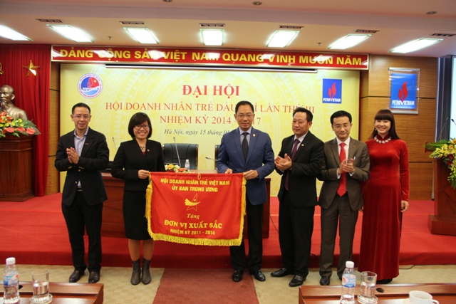 Hội DNT Việt Nam tặng cờ Đơn vị xuất sắc cho Hội DNT Dầu khí