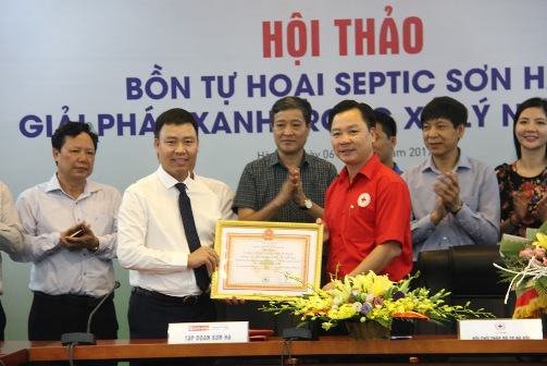 Đồng chí Nguyễn Sỹ Trường- Chủ tịch Hội chữ thập đỏ TP Hà Nội tặng Bằng khen cho