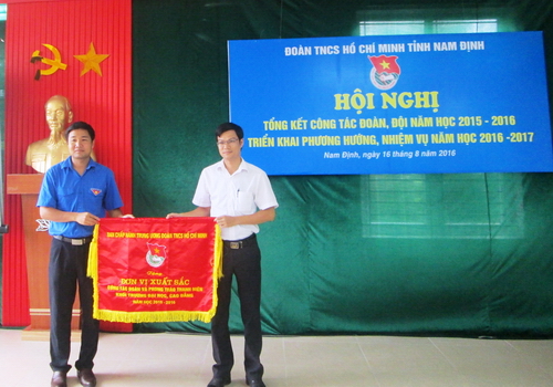 ảnh: Đ/c Bùi Hoàng Tùng – Phó Bí thư Thường trực Tỉnh đoàn trao tặng cờ cho các đơn vị xuất sắc