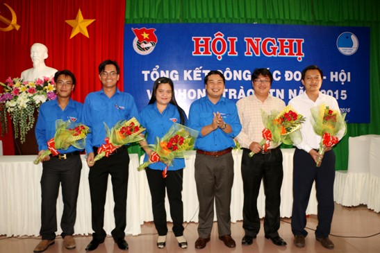 Đ/c Trần Văn Liệt - Phó Ban Dân vận Tỉnh ủy trao cờ Đơn vị dẫn đầu công tác Hội và phong trào thanh niên năm 2015 cho UBH U Minh Thượng.
