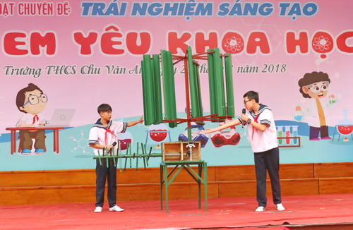 2 em học sinh trường THCS Chu Văn An giới thiệu sản phẩm máy sục khí đầm nuôi tôm do các em tự nghiên cứu, phát triển