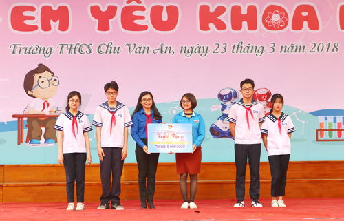 Đồng chí Nguyễn Phạm Duy Trang - UV BTV, Trưởng Ban Công tác thiếu nhi, Phó chủ tịch thường trực Hội đồng Đội Trung ương tặng 25 