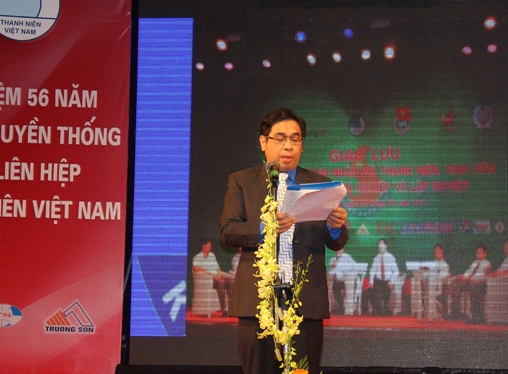 Chủ tịch Hội LHTN Việt Nam Nguyễn Phước Lộc đọc diễn văn tuyên dương 56 đội nhóm trưởng thanh niên làm kinh tế giỏi