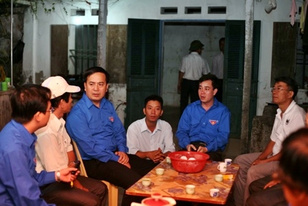 Đoàn công tác thăm hỏi động viên gia đình anh Hà Đức Nghĩa tại thôn Minh Vũ, xã Thụy Xuân, huyện Thái Thụy, Thái Bình bị bão làm sập mái nhà cướp đi sinh mạng của con trai anh