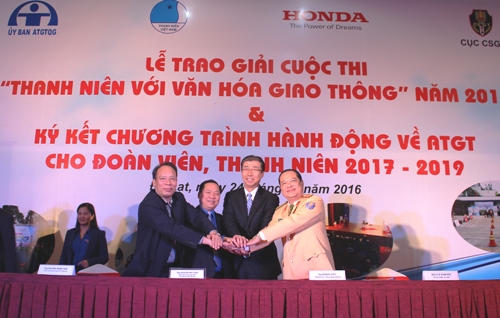Trung ương Hội LHTN Việt Nam, Ủy ban ATGT Quốc gia, Cục CSGT - Bộ Công an và Công ty Honda Việt Nam đã ký kết biên bản thỏa thuận về Chương trình hợp tác tăng cường các hoạt động về ATGT trong thanh niên giai đoạn 2017 - 2019