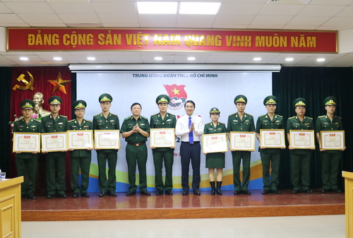 Tặng Bằng khen cho 10 Gương mặt trẻ tiêu biểu Bộ đội Biên phòng năm 2017