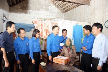 Đoàn tặng quà cụ Cao Thị Cốc (101 tuổi) là gia đình bị cơn bão tốc mái nhà tại xóm Xuân Hà, xã Hải Đông, Nam Định