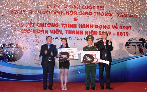 Đồng chí Nguyễn Phi Long - Bí thư Trung ương Đoàn, Chủ tịch Trung ương Hội LHTN Việt Nam và ông Minoru Kato - Tổng giám đốc Công ty Honda Việt Nam trao giải Nhất cho 2 thí sinh xuất sắc nhất  