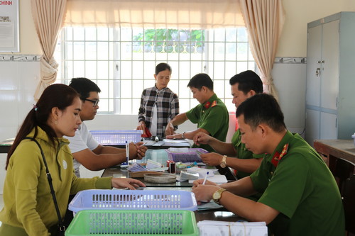 Đoàn viên, thanh niên Công an tỉnh cấp đổi giấy chứng minh nhân dân cho nhân dân trong Ngày thứ bảy tình nguyện.