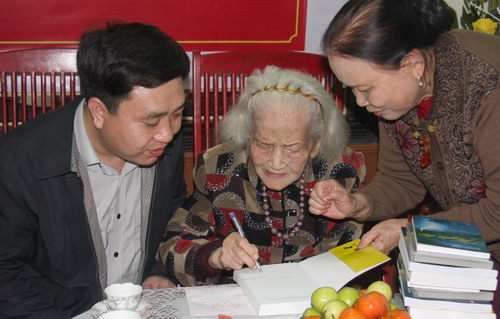 Cụ Phạm Thị Trinh ký tặng sách, hồi ký tặng cho đoàn viên, thanh niên