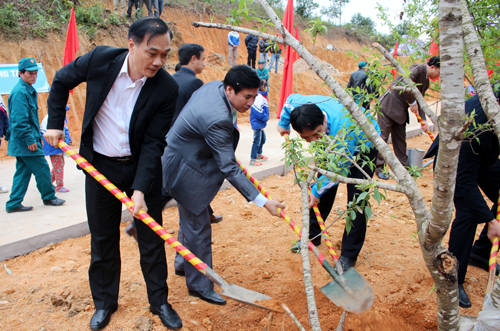 Các đại biểu trồng cây lưu niệm tại công trình đường Đại Phong