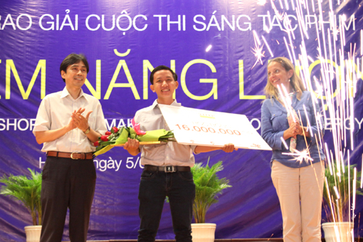   Ban tổ chức trao giải Nhất cuộc thi sáng tác phim ngắn về chủ đề“Tiết kiệm năng lượng” cho sinh viên Đặng Đông Phong, Trường Trung cấp                                    Việt - Nhật, Long An 