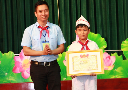 Nguyễn Lê Quốc Văn nhận Giải thưởng Kim Đồng
