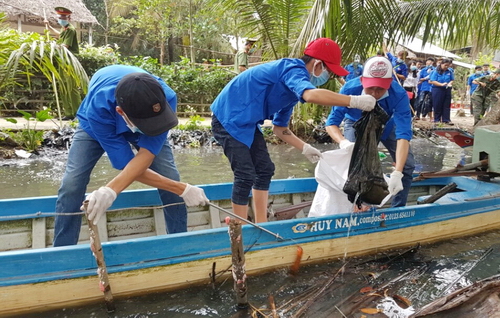 ĐVTN tham gia dọn rác, làm sạch dòng sông