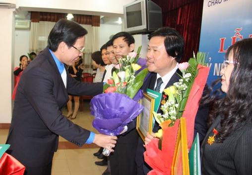 Bí thư thường trực Phan Văn Mãi trao kỷ niệm chương cho các cá nhân có thành tích xuất sắc