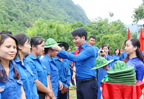 Đồng chí Nguyễn Ngọc Lương - Bí thư Trung ương Đoàn tặng một số trang thiết bị cần thiết cho Đội hình Thanh niên xung kích bảo vệ môi trường