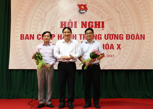 Bí thư thứ nhất Trung ương Đoàn Nguyễn Đắc Vinh tặng hoa chúc mừng 2 đồng chí được bầu vào Ban Thường vụ Trung ương Đoàn khóa X