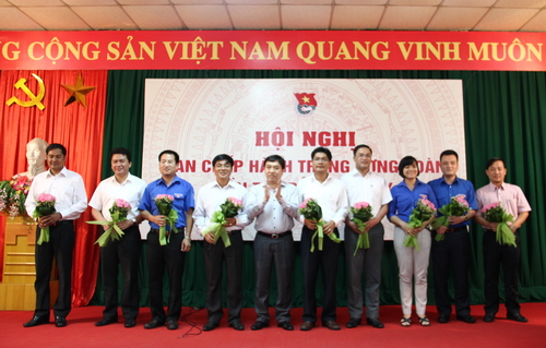 Đồng chí Nguyễn Mạnh Dũng - Bí thư thường trực Trung ương Đoàn tặng hoa chúc mừng 19 đồng chí được bầu vào Ban Chấp hành Trung ương Đoàn khóa X