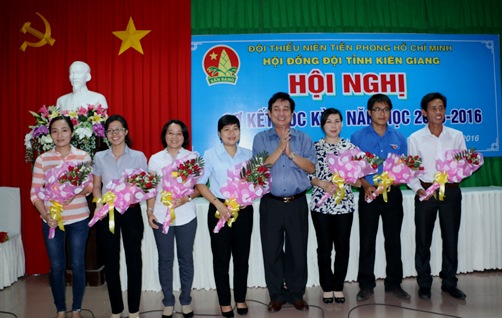 CHÚ THÍCH ẢNH: Đồng chí Trần Hớn Văn – Giám đốc Nhà Thiếu nhi Kiên Giang tặng hoa chúc mừng các đồng chí được bổ sung thành viên Hội đồng Đội tỉnh, nhiệm kỳ 2012 – 2017.