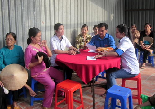 CLB Thầy thuốc trẻ tỉnh Bến Tre khám chữa bệnh cho hộ gia đình chính sách tại xã Định Thủy, huyện Mỏ Cày Nam