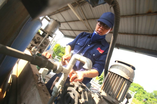 Anh Lê Phước Hưng thực hiện công tác kiểm tra chất lượng nước thải trong sản xuất tại nhà máy