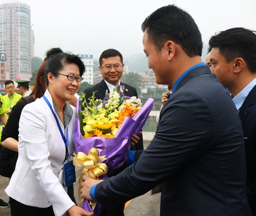 Đồng chí Giàng Quốc Hưng - Bí thư Tỉnh đoàn Lào Cai tặng hoa chào mừng cho đại diện đoàn đại biểu thanh niên Trung Quốctại cửa khẩu quốc tế Lào Cai