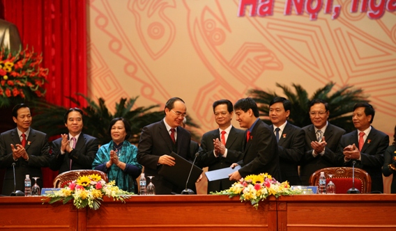 Đồng chí Nguyễn Thiện Nhân và Đồng chí Nguyễn Đắc Vinh trao Biên bản ký kết Nghị quyết