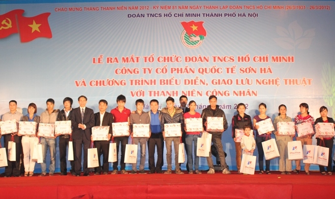 Đ/c Nguyễn Mạnh Dũng, Bí thư Trung ương Đoàn (áo xanh) cùng Lãnh đạo Thành ủy tặng quà cho thanh niên công nhân có hoàn cảnh khó khăn.