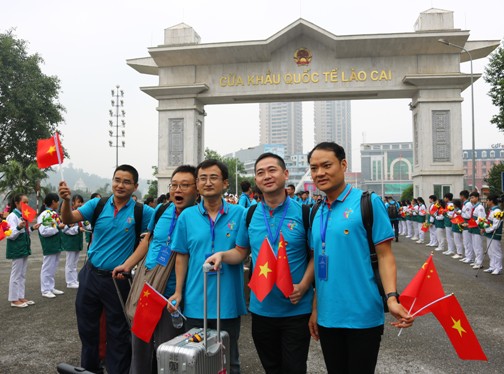 Đại biểu thanh niên Trung Quốc hào hứng chụp hình lưu niệm tại cửa khẩu