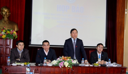 Đ/c Nguyễn Phi Long, Phó Chủ thịch thường trực Hội LHTN Việt Nam phát biểu tại buổi họp báo