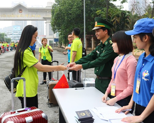 Đại biểu làm thủ tục nhập cảnh vào Việt Nam
