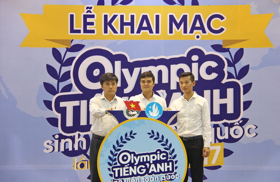 Đồng chí Bùi Quang Huy - Bí thư BCH Trung ương Đoàn (giữa) cùng đại diện Bộ Giáo dục & Đào tạo, đại diện đơn vị đồng hành Tập đoàn Egroup bấm nút khởi động Hội thi