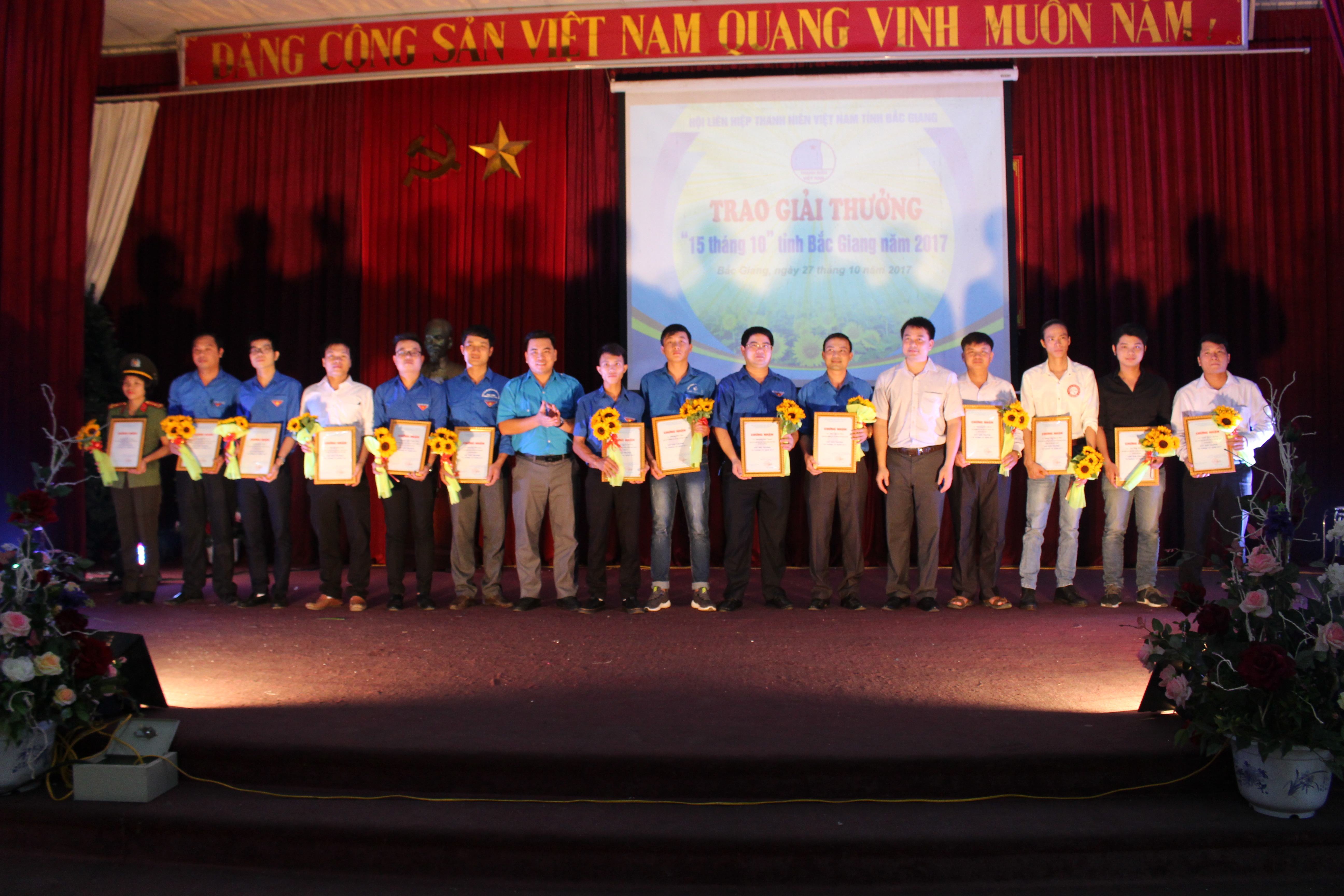 Lãnh đạo Hội Liên hiệp Thanh niên tỉnh trao giải cho các cá nhân