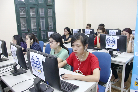 Sinh viên Đại học dân lập Phương Đông tham gia thi trắc nghiệm trực tuyến ngay sau Lễ khai mạc Hội thi