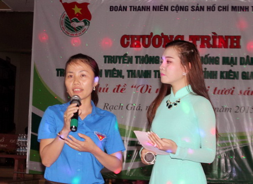 Chị Lê Kim Nhanh chia sẻ kinh nghiệm cảm hóa đối tượng lẫm lỡ trong chương trình truyền thông phòng, chống mại dâm trong đoàn viên, thanh niên, với chủ đề “Vì ngày mai tươi sáng” do Tỉnh đoàn tổ chức