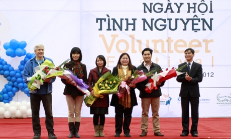 Dương Văn An đã tặng hoa đại diện các tổ chức hoạt động tình nguyện..