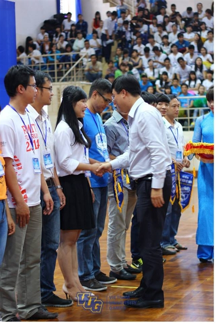  Anh Lê Quốc Phong, Bí thư BCH Trung ương Đoàn, Chủ tịch Hội Sinh viên Việt Nam tặng cờ lưu niệm cho các đội tham gia
